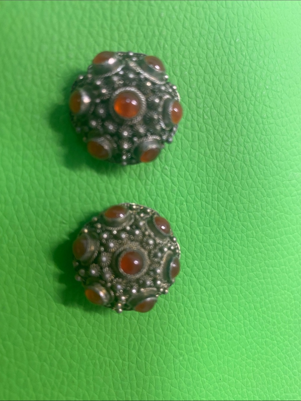 VINTAGE GILT SILVER FILIGREE, CANNETILLE & CARNELIAN CABOCHON EARRINGS clip